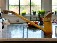 Robinet mitigeur de cuisine en marron