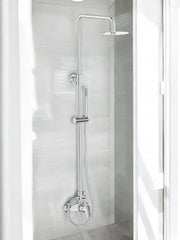 Colonna doccia completa di miscelatore pronta per l'installazione