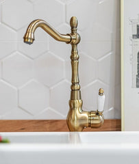 Rubinetto cucina monocomando bronzato con bocca a L girevole – aeratore e design elegante