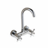 Rubinetto da cucina a parete Bagnoclic in ottone cromato con canna ad ombrello girevole e manopole a croce vintage.