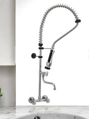 Bagnoclic rubinetto professionale a parete in acciaio cromato con doccetta estraibile e beccuccio girevole, ideale per cucine industriali e domestiche.
