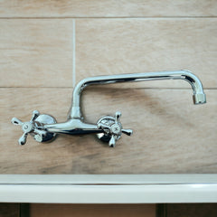 Robinet mural chromé vintage avec bec pivotant