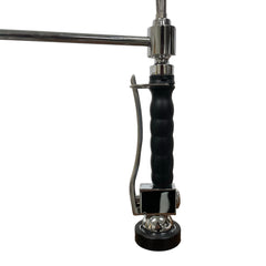 Miscelatore cucina professionale Bagnoclic in metallo cromato con doccetta in ottone e impugnatura ergonomica nera.