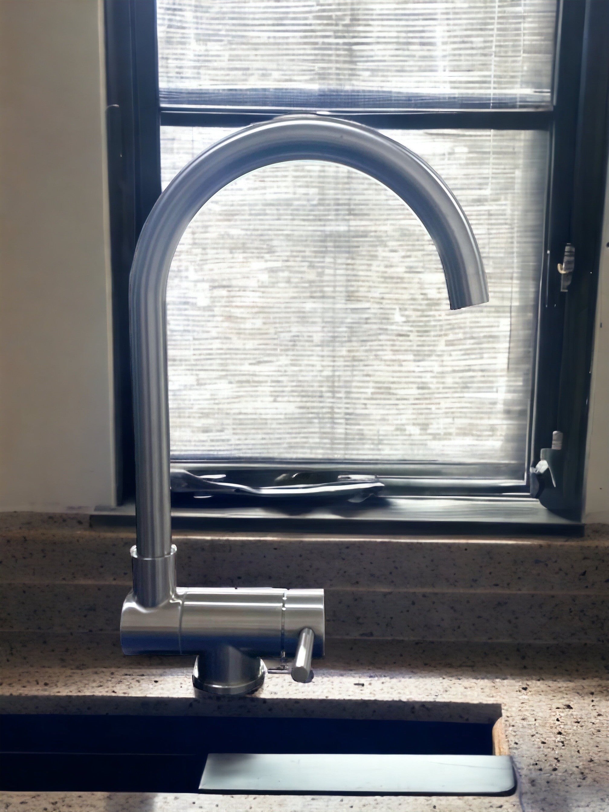 Rubinetto miscelatore da cucina Bagnoclic in acciaio inox satinato, abbattibile sottofinestra con canna ad ombrello.