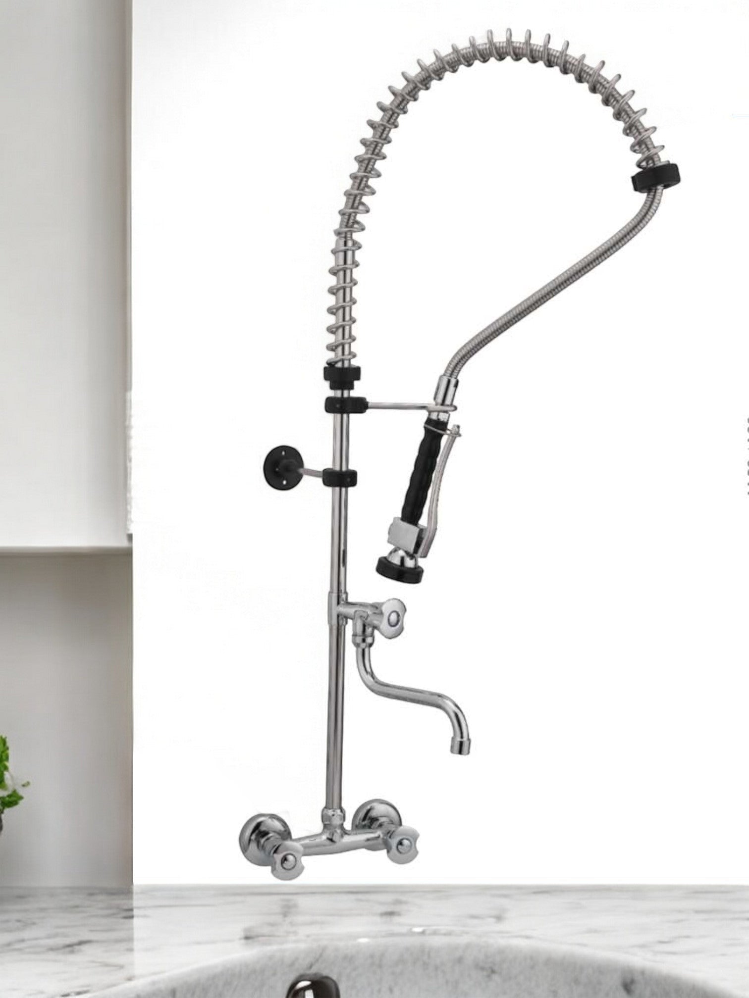 Bagnoclic rubinetto professionale a parete in acciaio cromato con doccetta estraibile e beccuccio girevole, ideale per cucine industriali e domestiche.
