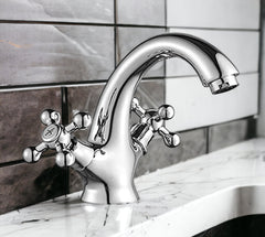 Bagnoclic rubinetto lavabo vintage in ottone cromato con maniglie a stella, finitura lucida.