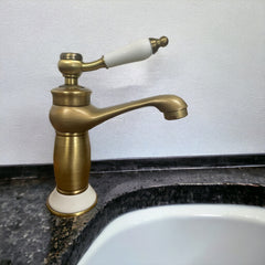 Rubinetto miscelatore per lavabo bronzato vintage con dettagli in ceramica