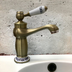 Mélangeur de lavabo de salle de bain vieux laiton avec détails en céramique vintage